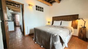 Кровать или кровати в номере La Placeta Guesthouse +60 фотографий