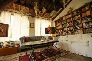 uma sala de estar com um sofá e uma mesa em Azienda Agricola Palazzo Manzoni em San Zaccaria