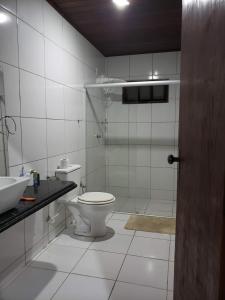 une salle de bains avec toilettes et lavabo dans l'établissement Casa de Praia - Ilha da Crôa - Barra de Sto Antônio, à Barra de Santo Antônio