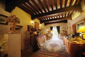 uma grande sala de estar com uma mesa e uma sala de estar em Azienda Agricola Palazzo Manzoni em San Zaccaria