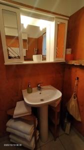 Ένα μπάνιο στο La Casa Gialla