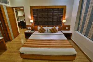 1 dormitorio con 1 cama grande en una habitación en Comfort Inn, en Lucknow