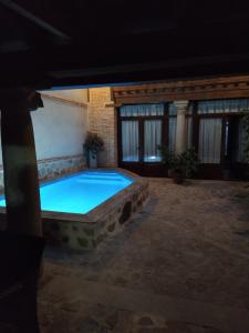 - une piscine au milieu d'un patio dans l'établissement Casa Rural La Bodega, à Sonseca