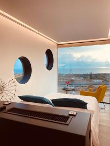 - une chambre avec un lit et une grande fenêtre dans l'établissement Container Suite, à Terrasini