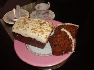 un plato rosa con dos trozos de pastel. en Moate Lodge, en Athy