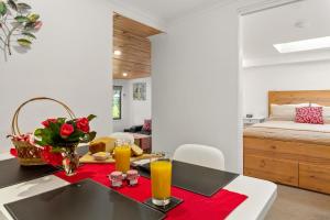 een keuken en een woonkamer met een tafel en een bed bij Karoola Cottage Self Contained in Lilydale