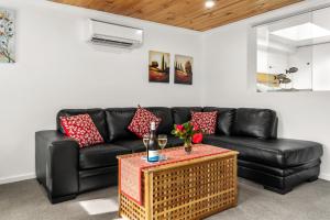 A seating area at Karoola Cottage Self Contained