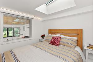 Кровать или кровати в номере Karoola Cottage Self Contained