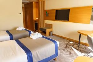 Uma TV ou centro de entretenimento em Holiday Inn - Aktau - Seaside by IHG