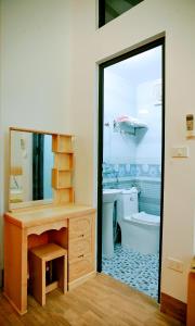 寧平的住宿－The Mountain View Homestay，浴室设有镜子、水槽和浴缸
