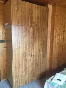 pared de madera con puerta en una habitación en Lesní Bouda, en Pec pod Sněžkou