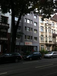 デュッセルドルフにあるモルトケ 120の通路脇に車を停めた建物