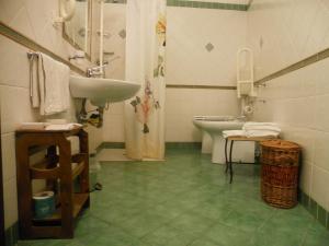 A bathroom at Pedra Residence