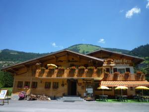 ein Gebäude mit einem Balkon mit Blumen darauf in der Unterkunft Hôtel Le Kandahar in Châtel