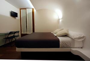 a bedroom with a bed and a table with a chair at Pensión Iturriza in Donostia-San Sebastián