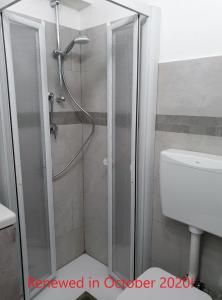 een douchecabine in een badkamer met een toilet bij oasi budden 2 in Breuil-Cervinia +10 foto's
