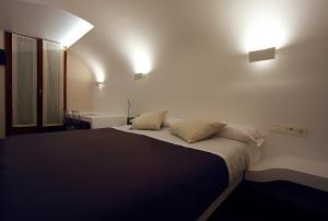 1 dormitorio con 1 cama con 2 almohadas en Pensión Iturriza, en San Sebastián