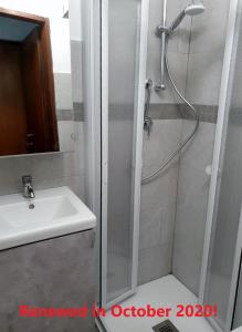 een badkamer met een douche en een wastafel bij oasi budden 2 in Breuil-Cervinia