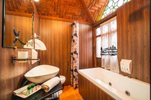 ein Badezimmer mit einer Badewanne, einem WC und einem Waschbecken in der Unterkunft New Jacquline Heritage Houseboats in Srinagar