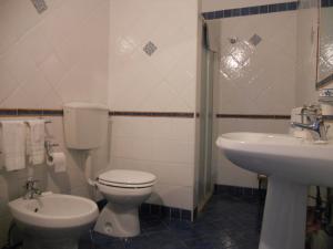A bathroom at Pedra Residence