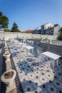 una fila de mesas y sillas en un patio en Castelo Santa Catarina en Oporto