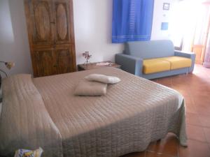 A bed or beds in a room at Pedra Residence