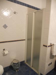 A bathroom at Pedra Residence