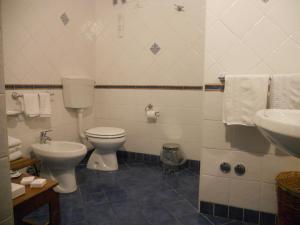 A bathroom at Pedra Residence