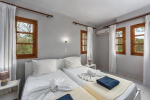 Ένα ή περισσότερα κρεβάτια σε δωμάτιο στο Albouro Seafront Apartments