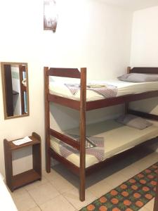 מיטה או מיטות קומותיים בחדר ב-Alvorada no Morro Flat