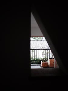 vistas a una habitación a través de una ventana en Hotel Shun, en Nishijin