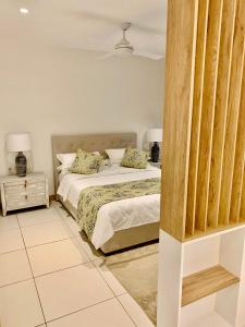 Postel nebo postele na pokoji v ubytování Latitude Luxury Duplex