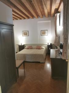 1 dormitorio con cama y techo de madera en Hotel Riviera dei Dogi en Mira