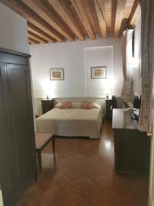 ミーラにあるHotel Riviera dei Dogiの木製の天井が特徴のベッドルーム1室(ベッド1台付)