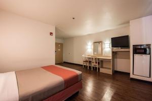 En eller flere senge i et værelse på Motel 6 Athens