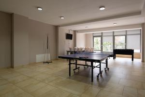 ヴィスワにあるTęczowe Wzgórzeの広い客室で、卓球台が備わります。