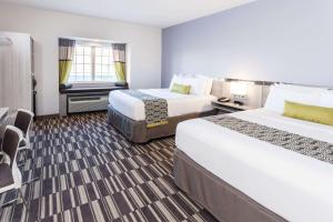 Llit o llits en una habitació de Microtel Inn & Suites by Wyndham West Fargo Near Medical Center