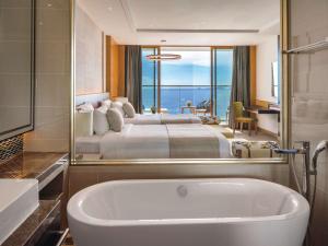 Koupelna v ubytování Mövenpick Resort Cam Ranh + 37 fotografií
