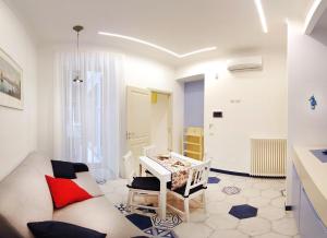 ein Wohnzimmer mit einem Sofa und einem Tisch in der Unterkunft Cannone53 in Neapel