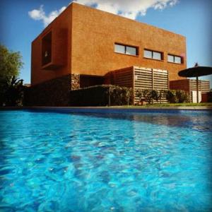 un edificio con piscina frente a un edificio en Preciosa Casa de diseño Valle del Este Golf Resort ideal para familias en Vera