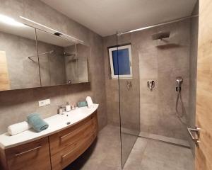 Koupelna v ubytování The AlpenHouse Gligic´s