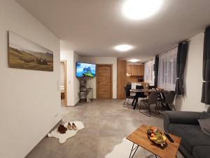 Televízia a/alebo spoločenská miestnosť v ubytovaní The AlpenHouse Gligic´s