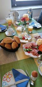 una mesa con platos de comida encima en Pension Riverside in Leverkusen Hitdorf am Rhein - Zentral an der A1 und 59, en Leverkusen