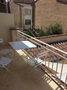 uma mesa branca e 2 cadeiras numa varanda em Apartamento Alcuneza en Elmolinodelasal de Sigüenza em Sigüenza