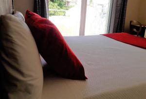 
A bed or beds in a room at Hotel Noucentista
