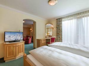 Antonius Hotel Garni in Lech tesisinde bir odada yatak veya yataklar