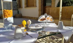 una mesa con un plato de vidrio de pastas en ella en ‘A Minnula, en San Cataldo