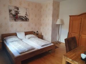 Ein Bett oder Betten in einem Zimmer der Unterkunft Hotel Gasthof Alte Post