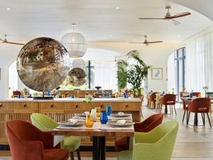 a dining room with a table and chairs at H10 Imperial Tarraco 4 Sup in Tarragona