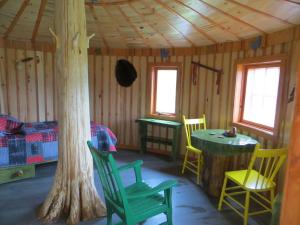 Habitación con cama, mesa y sillas. en La Maison sous les arbres, en Saint Roch de Mekinac